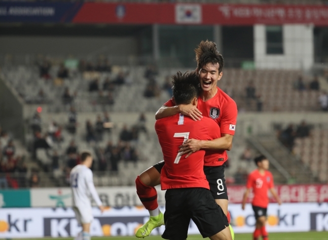한국, 우즈베키스탄에 3-1 역전승…‘해외파’ 정우영 1도움