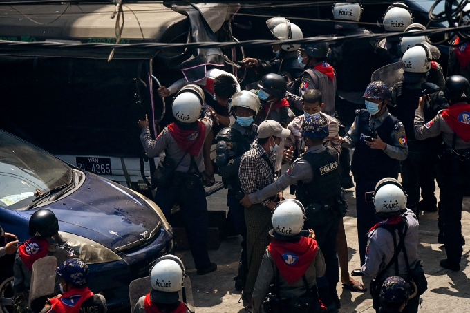 미얀마 또 시위 폭력 진압, 기자도 표적