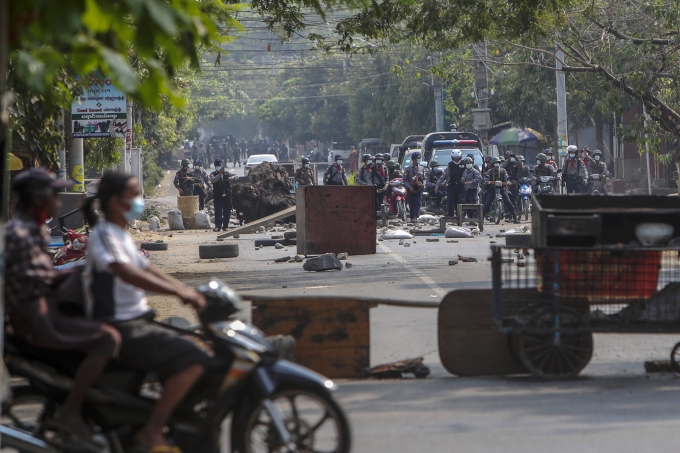 미얀마 경찰, 시위대에 실탄 재발포… 3명 중상