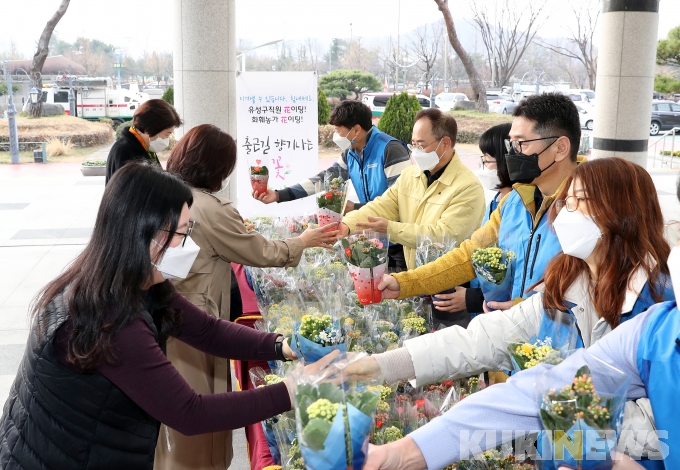 대전 유성구, '꽃 나눔'... 화훼농가 도움 적극 동참
