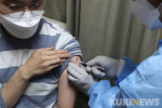 정부, 코로나19 위기단계 하향 검토…“무료 백신 사라지나”