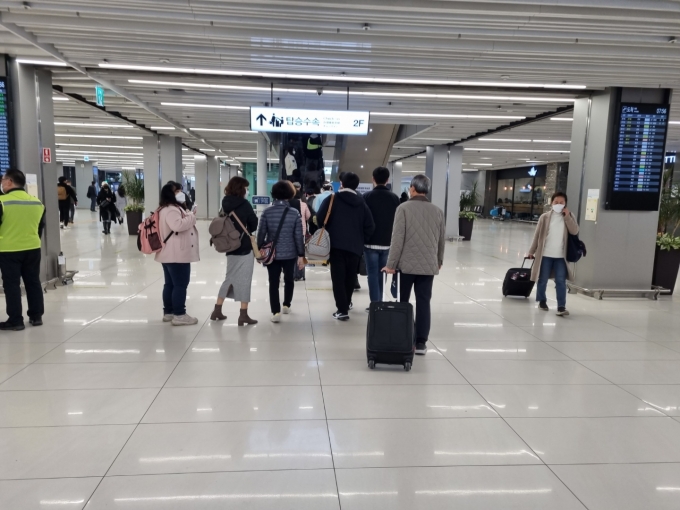 꽉 찬 김포공항 vs 텅 빈 인천공항…코로나 재확산 항공업계 긴장