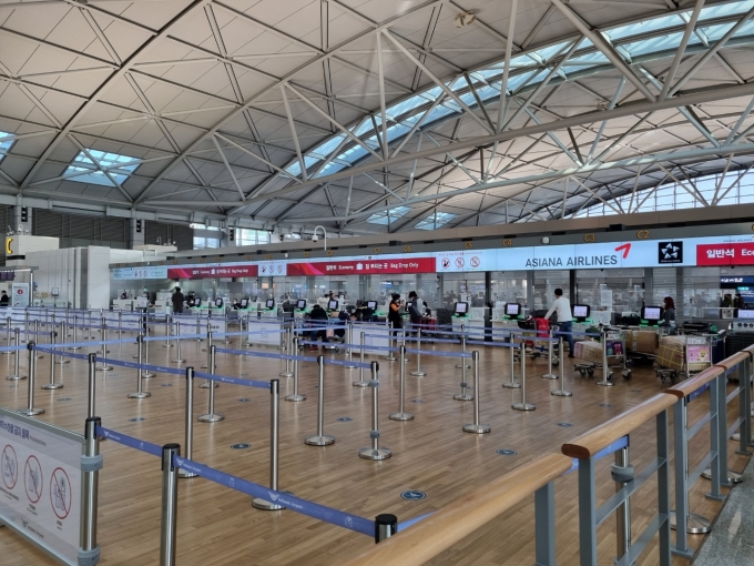 꽉 찬 김포공항 vs 텅 빈 인천공항…코로나 재확산 항공업계 긴장