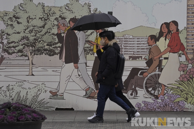우산 필수 '출근길' [쿠키포토]