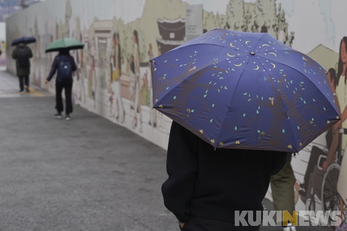 우산 필수 '출근길' [쿠키포토]