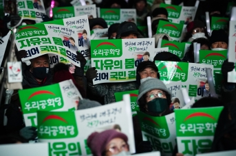추위 잊은 박근혜 전 대통령 지지자들