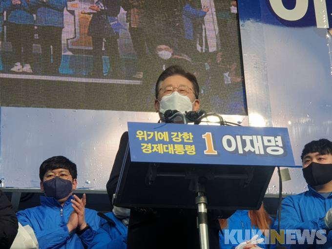 ‘부산’ 찾은 이재명 “위기 극복 총사령관… 민주주의 지키자”