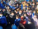 성북천 분수광장 찾은 이재명… 어린이들과도 ‘찰칵’ [쿡정치 포토] 
