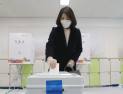 이재명 부인 김혜경, 자택 인근서 투표… 한 달 만에 모습 드러내