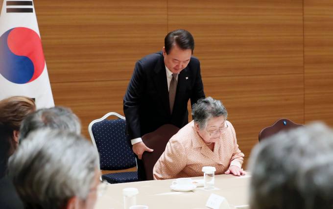 히로시마 도착한 尹, 원폭 피해자들 면담