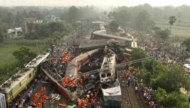 인도 열차 참사, 설비 노후에 신호 오류… 최소 275명 사망