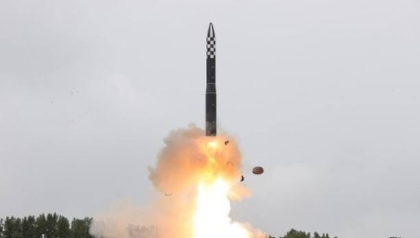 북한, SRBM 2발 기습발사… 7일 만에 또 무력 도발