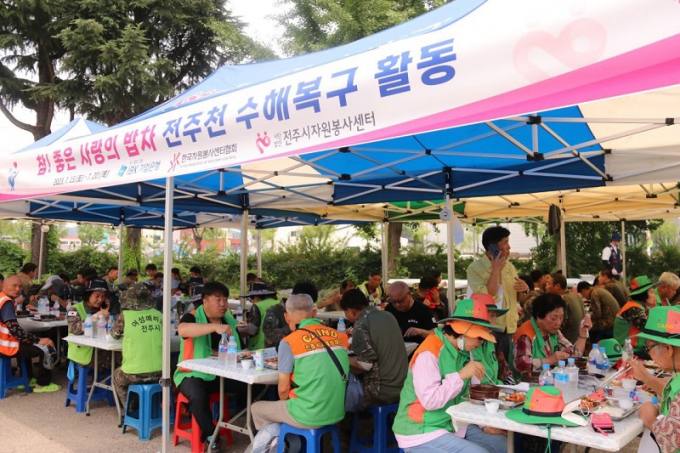 전주시자원봉사센터, 수해복구 장병에 든든한 식사 지원