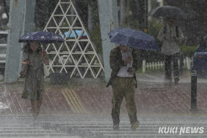 월요일도 장마 이어져…일부 지역 돌풍 동반한 많은 비 [날씨]