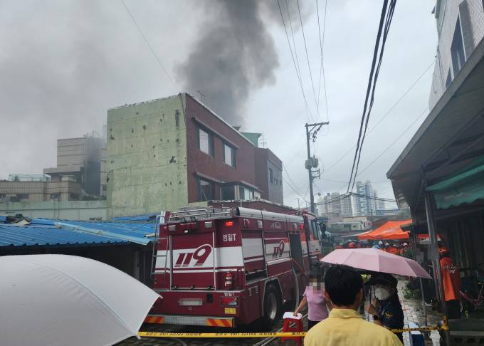 부산 폐목욕탕 화재·폭발 사고… 10여 명 부상