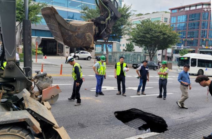 강남 한복판 도로에 3m 구멍 발생…강남구청 “사고 수습 알 수 없다”