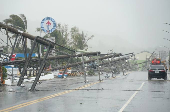 대만 강타한 태풍 ‘코이누’…강풍에 유리창 깨져 80대 사망