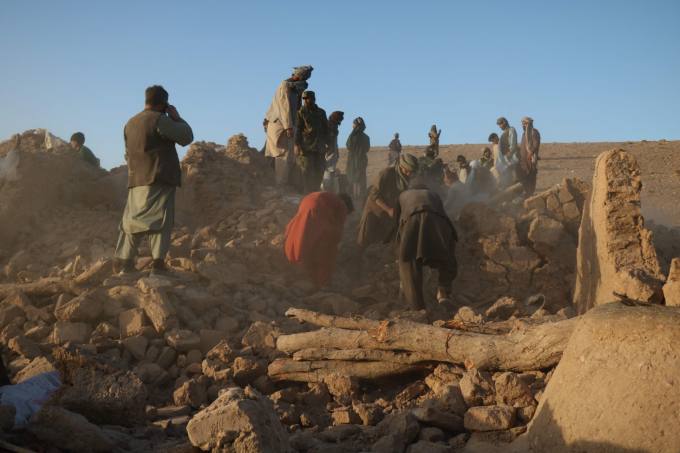 아프간 서부 강타한 6.3 강진에 1000명 이상 사망