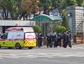 용산 대통령실 앞 경찰관 2명 흉기 피습…70대 체포