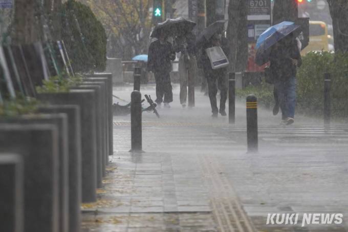 우산 부여잡고 걷는 시민들 [쿠키포토]