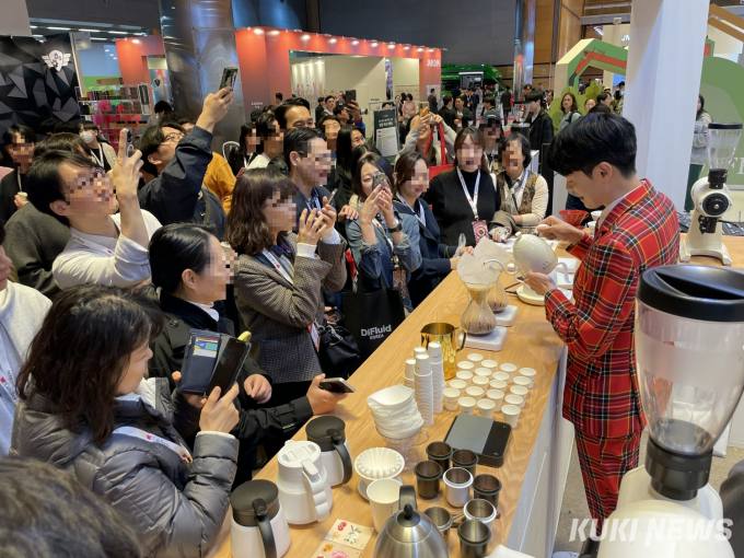 “입장까지 1시간”…한국 커피 사랑에 반한 글로벌 브랜드 [가봤더니]