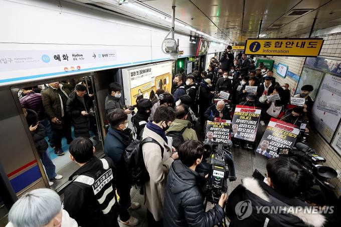 ‘지하철 시위’ 체포된 전장연 대표, 구속영장 신청 반려로 석방