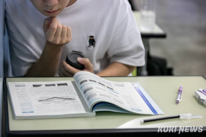 한국 학생, 수학·읽기·과학 OECD 최상위권…성적 격차는 확대