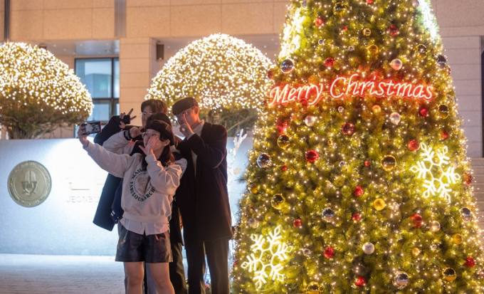 전북대 캠퍼스에 크리스마스트리 불빛 ‘영롱’ 