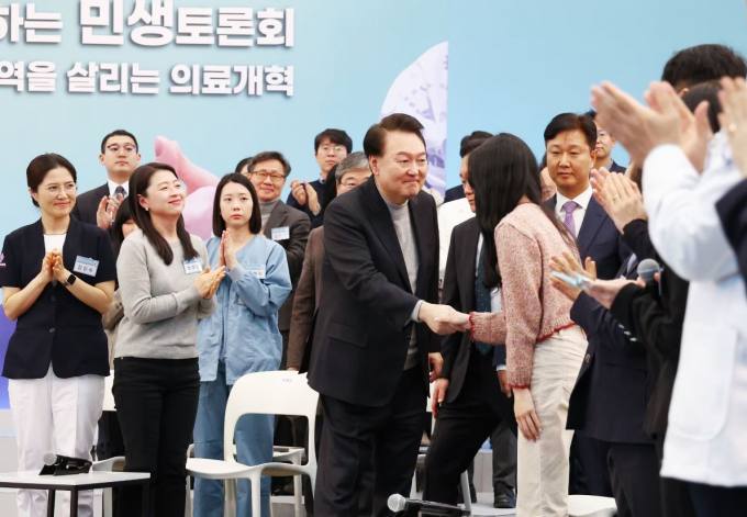 尹대통령, 여덟 번째 민생토론회 개최…“생명과 지역을 살리는 의료개혁할 것”