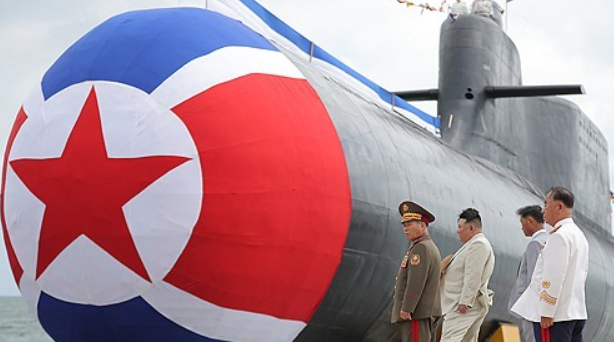 北 김정은, 군함 조선소 찾아 “전쟁 준비에 해군 무력 강화 중요”