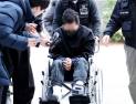 ‘아내 감금·성인방송 강요’ 전직 군인 남편, 휠체어 타고 등장
