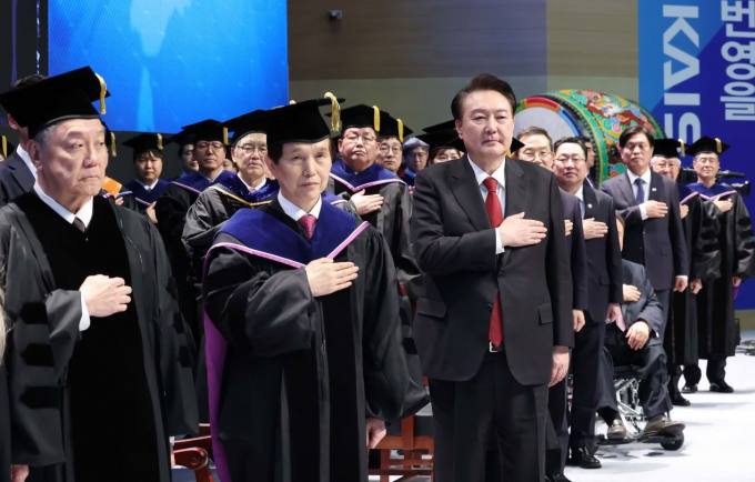 尹대통령, 카이스트 졸업식 축사…“실패 두려워말라”