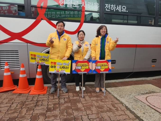 [포토] '생명나눔' 헌혈 독려 나선 포천시 공무원들