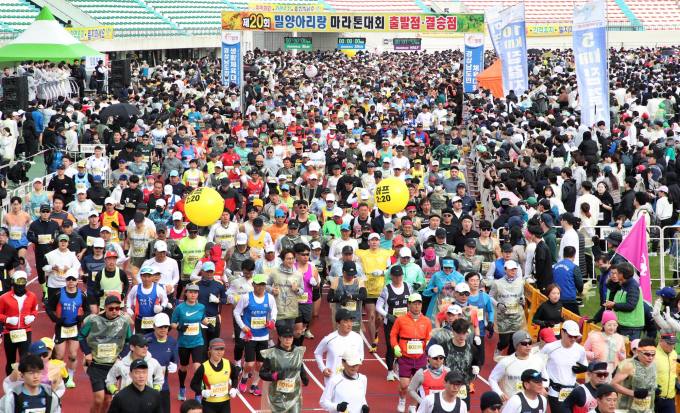 역대 최다 1만여명 참가한 '제20회 밀양아리랑마라톤대회' 성황