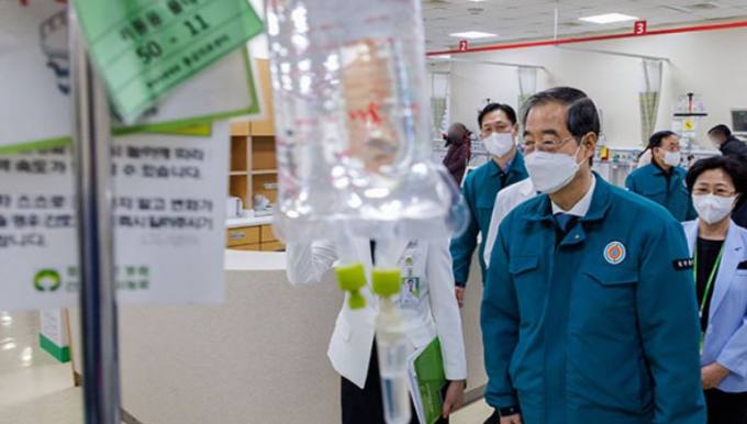 韓총리 “의료개혁 더 미룰 수 없는 과제…위급한 분만 큰 병원가야”