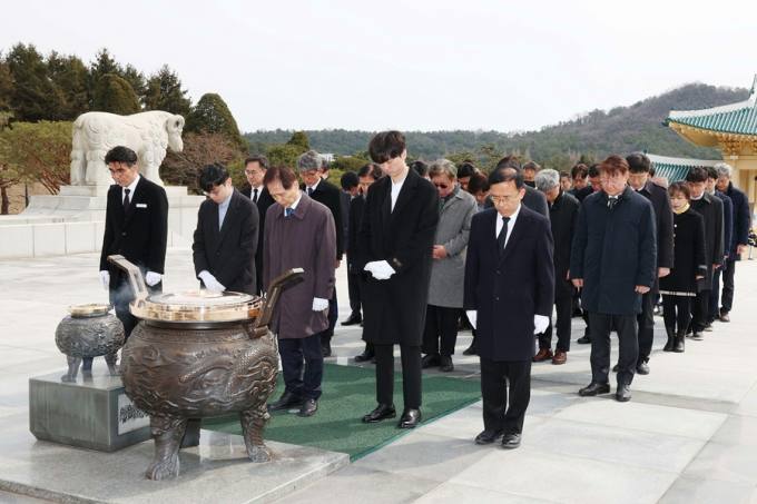 [포토]KAIST, 새 학기 맞아 국립대전현충원 국가사회공헌자 묘역 참배