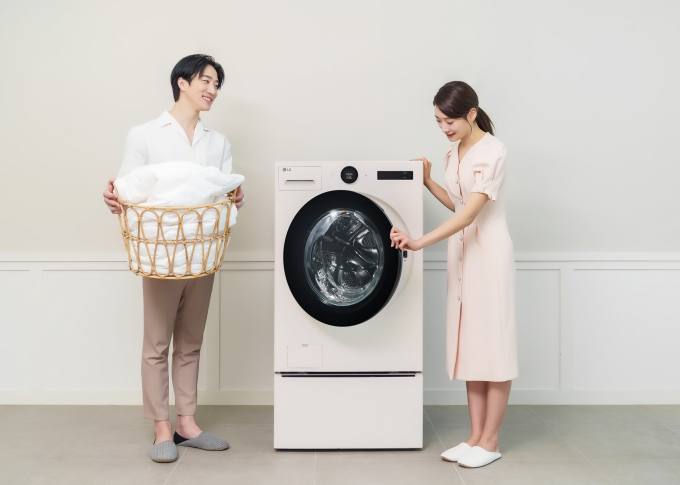 LG전자, 400만원대 세탁건조기 출시…삼성과 경쟁 ‘치열’