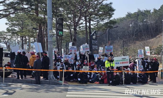 당진 석문면 주민들, 염해농지 개발행위 놓고 시청 앞 시위