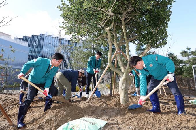 [포토]세종시교육청 ' 식목일 기념 나무심기 행사'