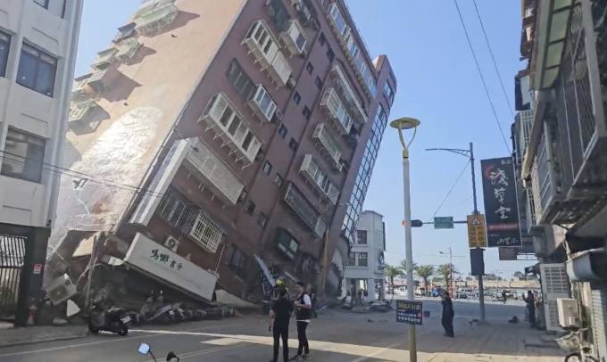대만 동부 해안 규모 7.2강진...와르르 무너진 화롄 시내 건물들