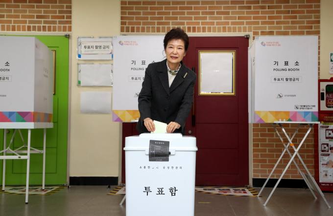 “꼭 투표해달라”…박근혜·이명박, 30초 만에 투표 끝