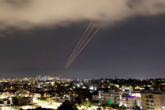 이란, 이스라엘에 공격 개시…대규모 드론·미사일 날려