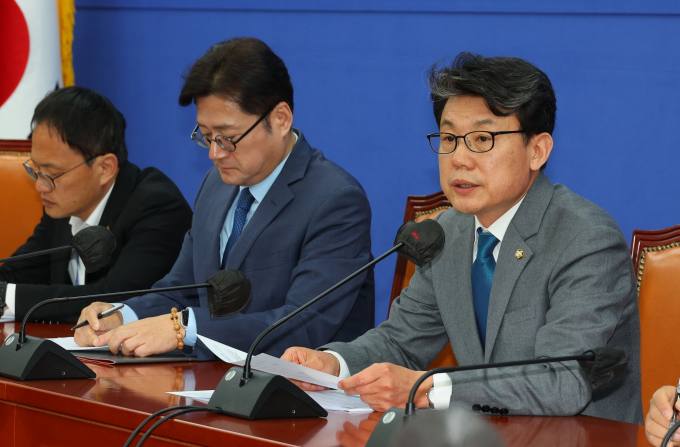 진성준 “전국민25만원, 영수회담서 논의해야…경제 비상사태”
