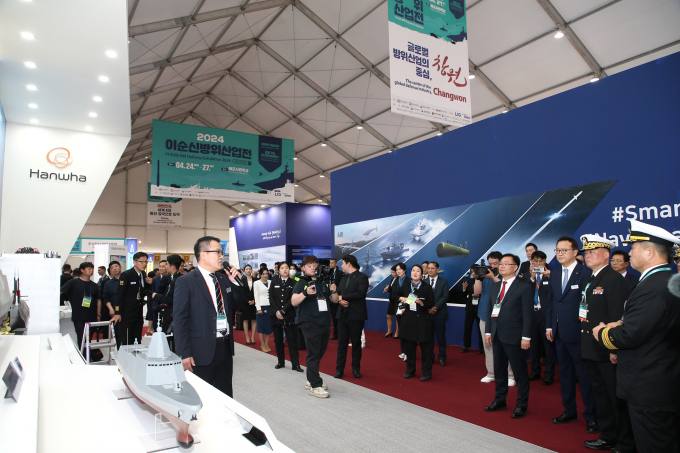'한국형 차기 구축함 뿌리' 한화오션, '2024 YIDEX'서 최신예 함정 기술력 과시…'K-해양방산 글로벌 시장 개척 모범 될 것'