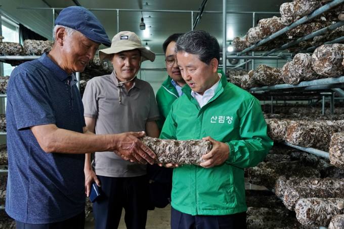 [포토]남성현 산림청장, 공주 표고버섯 재배 임가 방문
