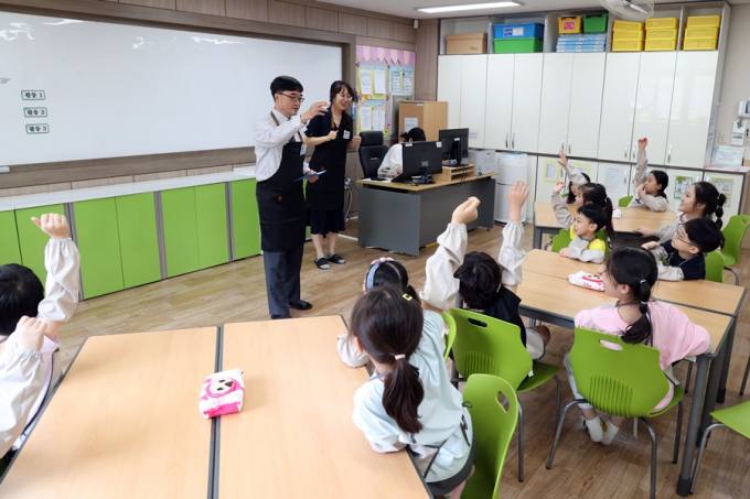 [포토]임기근 조달청장, 늘봄학교 일일교사 재능기부