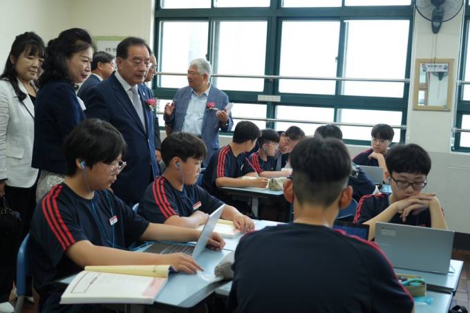 ‘부산형 인터넷 강의 중학교 과정 시범 오픈