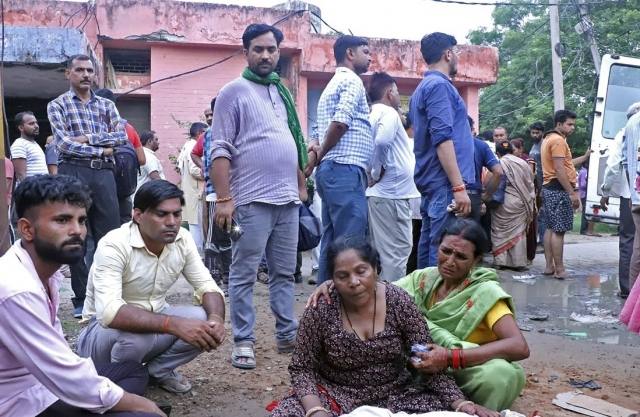 “허용 인원 3배 몰려”…인도 힌두교 행사서 압사사고 발생해 최소 100여명 사망