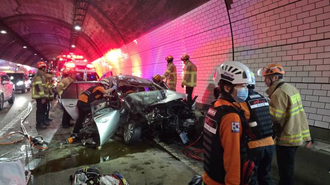 통영대전고속도로 육십령 터널에서 3중 추돌…4명 부상