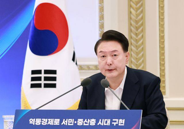 尹 “국민 1인당 왜 25만원만 주나, 100억씩 주지”…방만 재정 비판